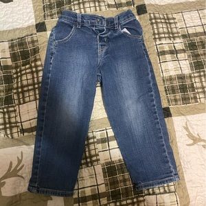 🔴Jeans 2T. Nice condition. No brand on them. No adjustable waist